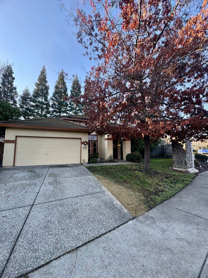 Folsom House: 351 Seaton Drive