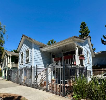 Adorable Studio Available Now! – photo 1