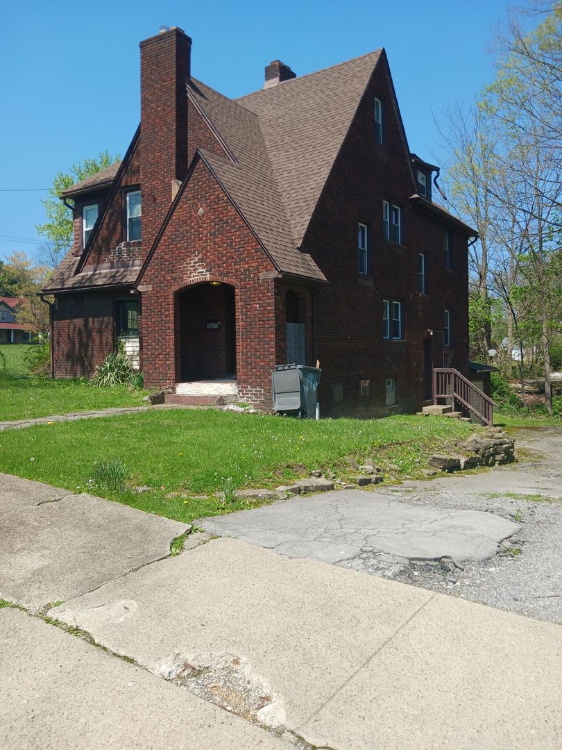 Youngstown House: 178 Upland Avenue