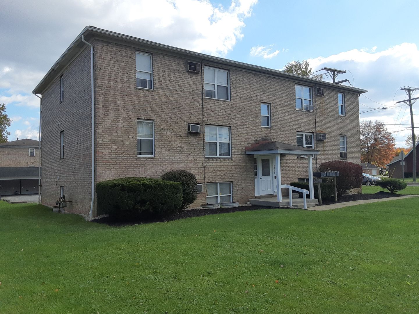 Youngstown Apartment: 5791 Sheridan Rd