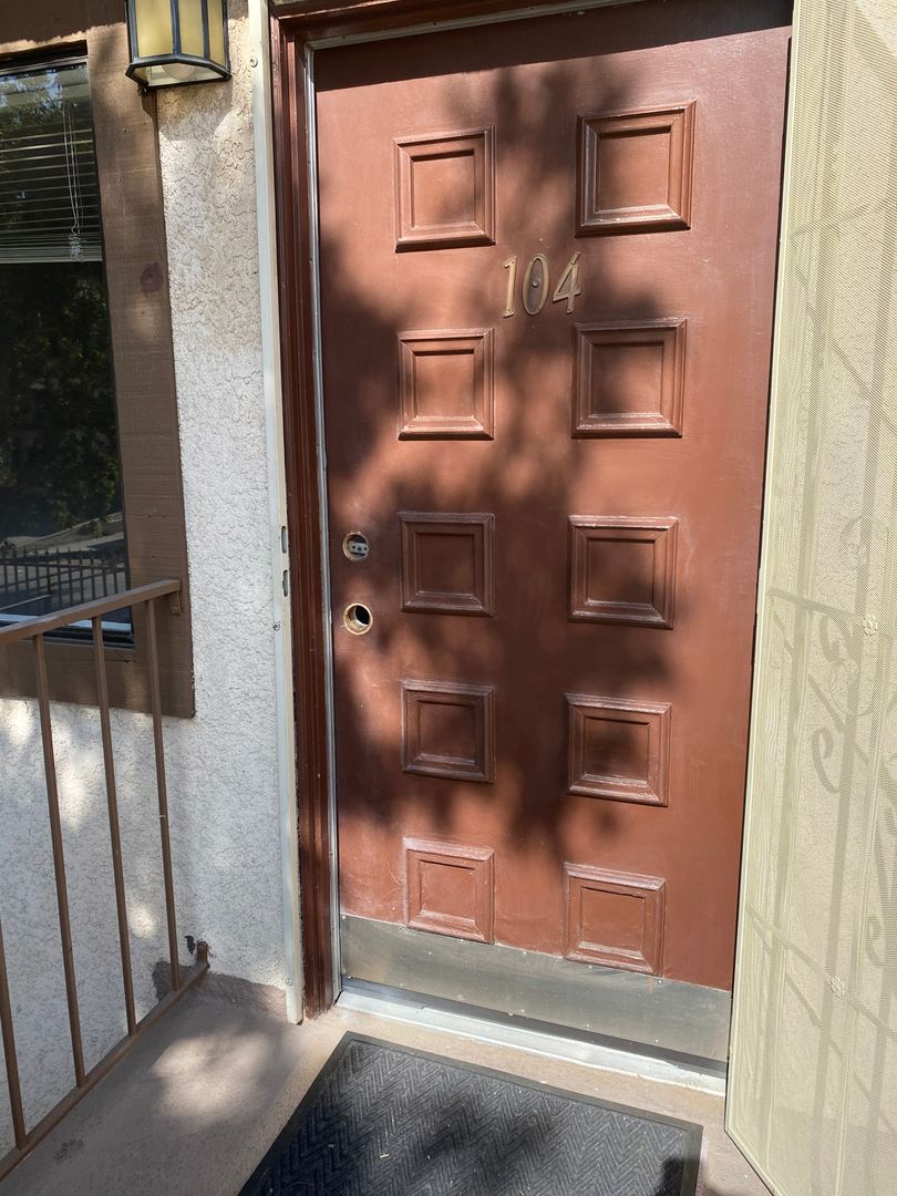 Los Angeles Apartment: 10135 Hillhaven Ave