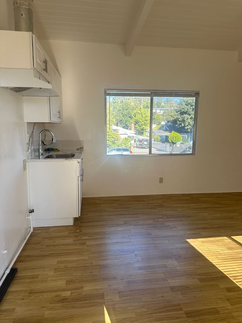 Los Angeles Apartment: 820 Chestnut Ave