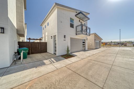 1 Bed/1 Bath Carriage House in Meriam Park! Available Now! – photo 1