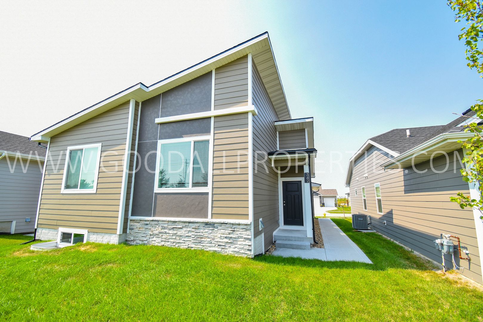 Waukee House: 342 N Warrior Ln