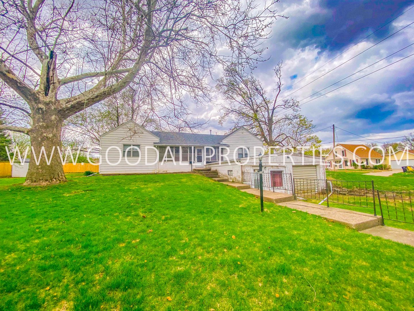 Adel House: 202 S 11th St