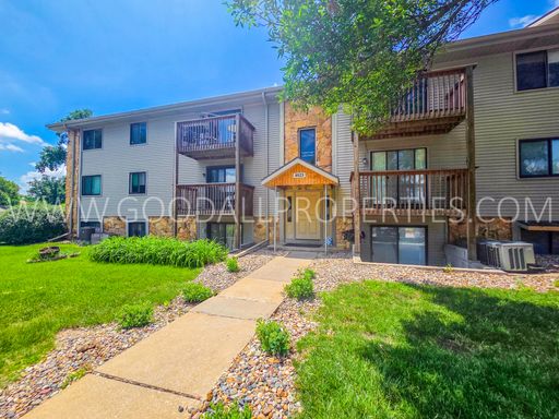 Short term lease available! 2 Bed, 2 Bath Condo with Pool Access in Clive