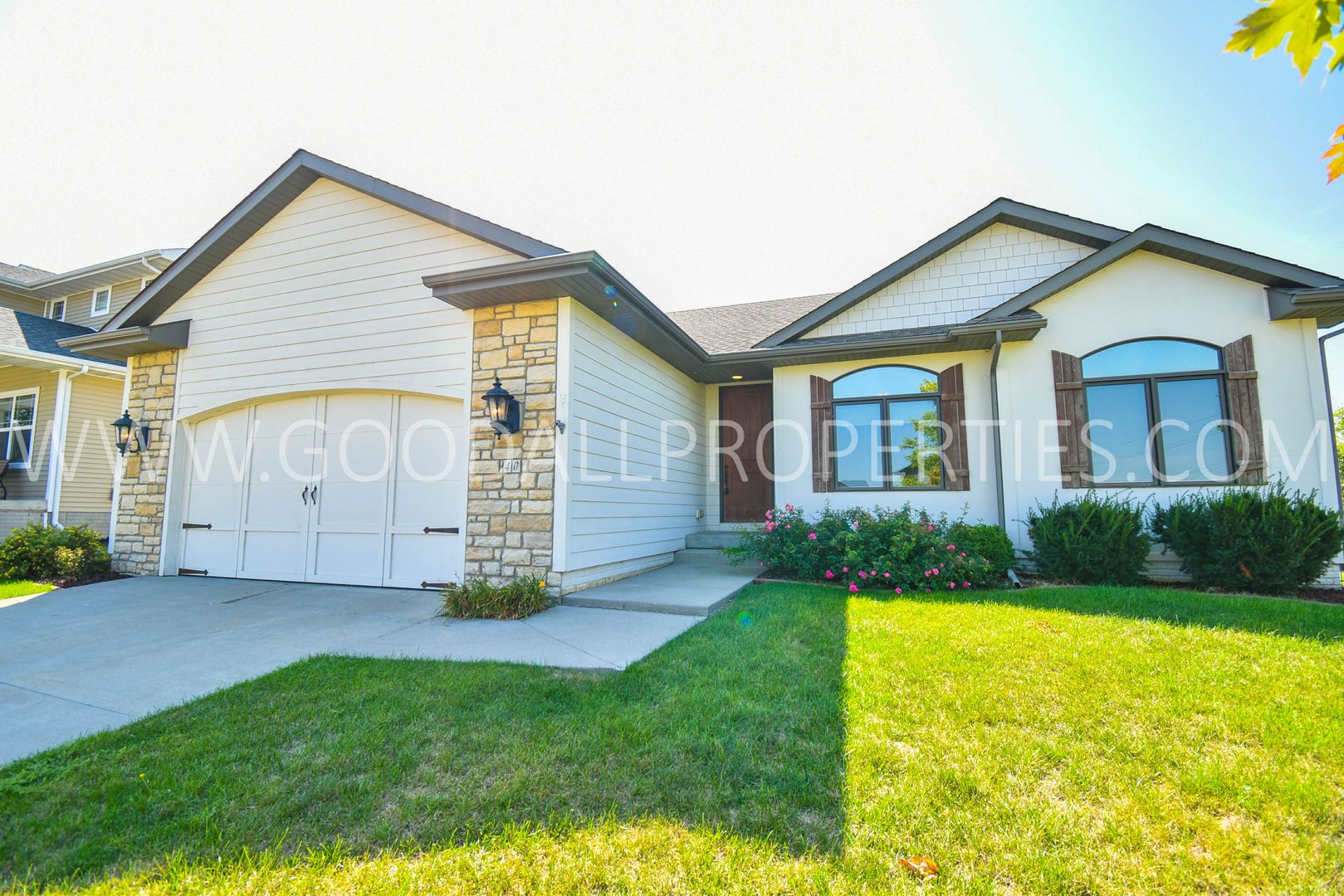 Waukee House: 40 NE Gracewood Dr