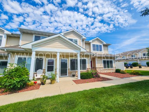 Beautiful 2 Bed, 2.5 Bath Townhome with Attached Garage in West Des Moines – photo 1