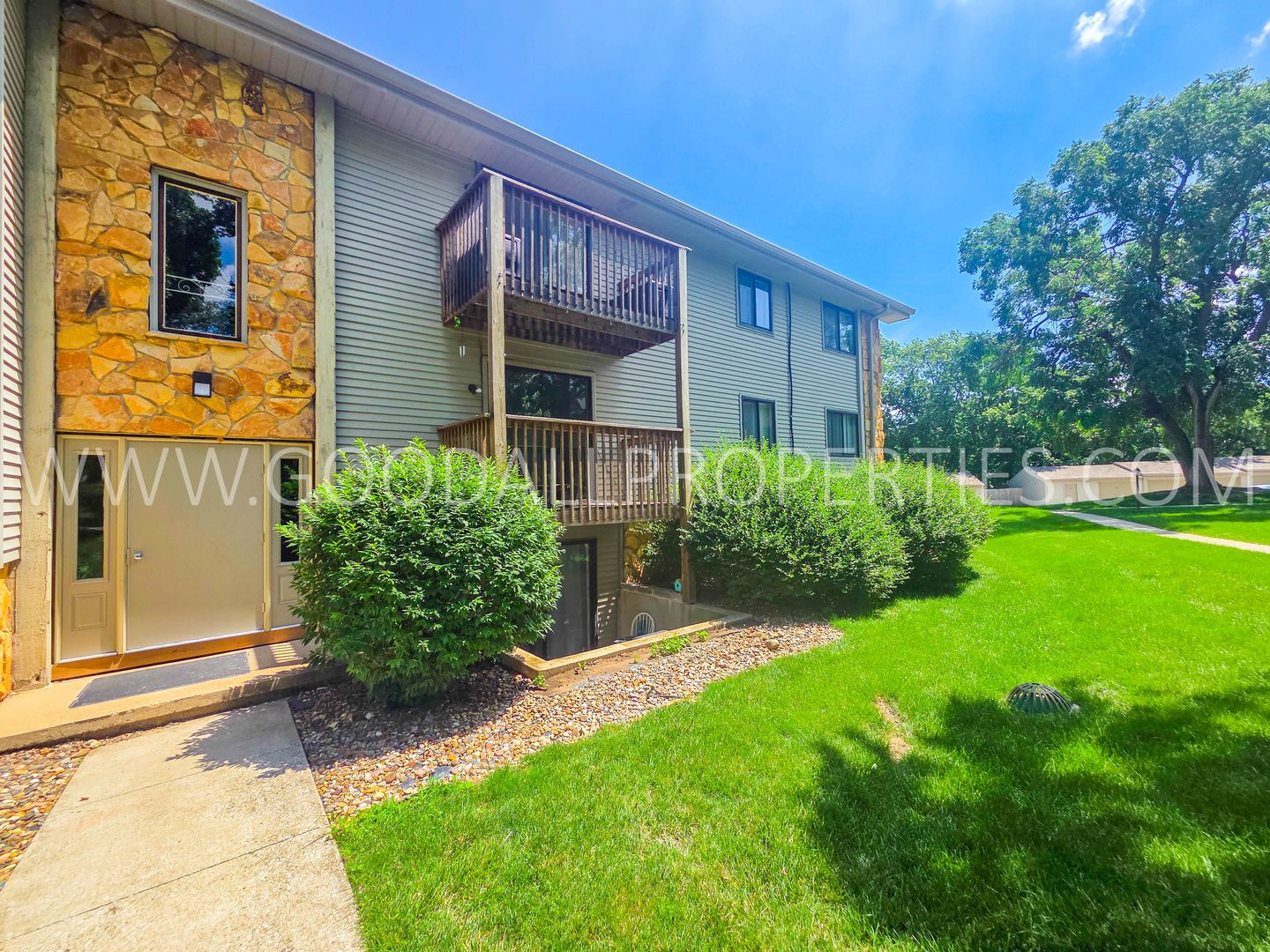 Clive Condo: 9533 University Ave Apt 3
