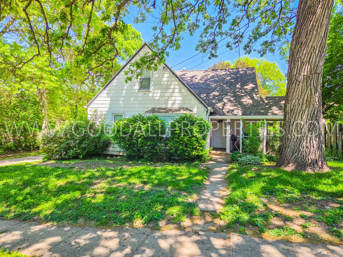 Des Moines House: 106 E Bell Ave
