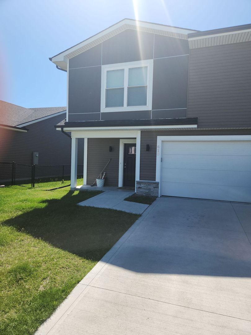 Ankeny House: 610 NE Hunter Dr