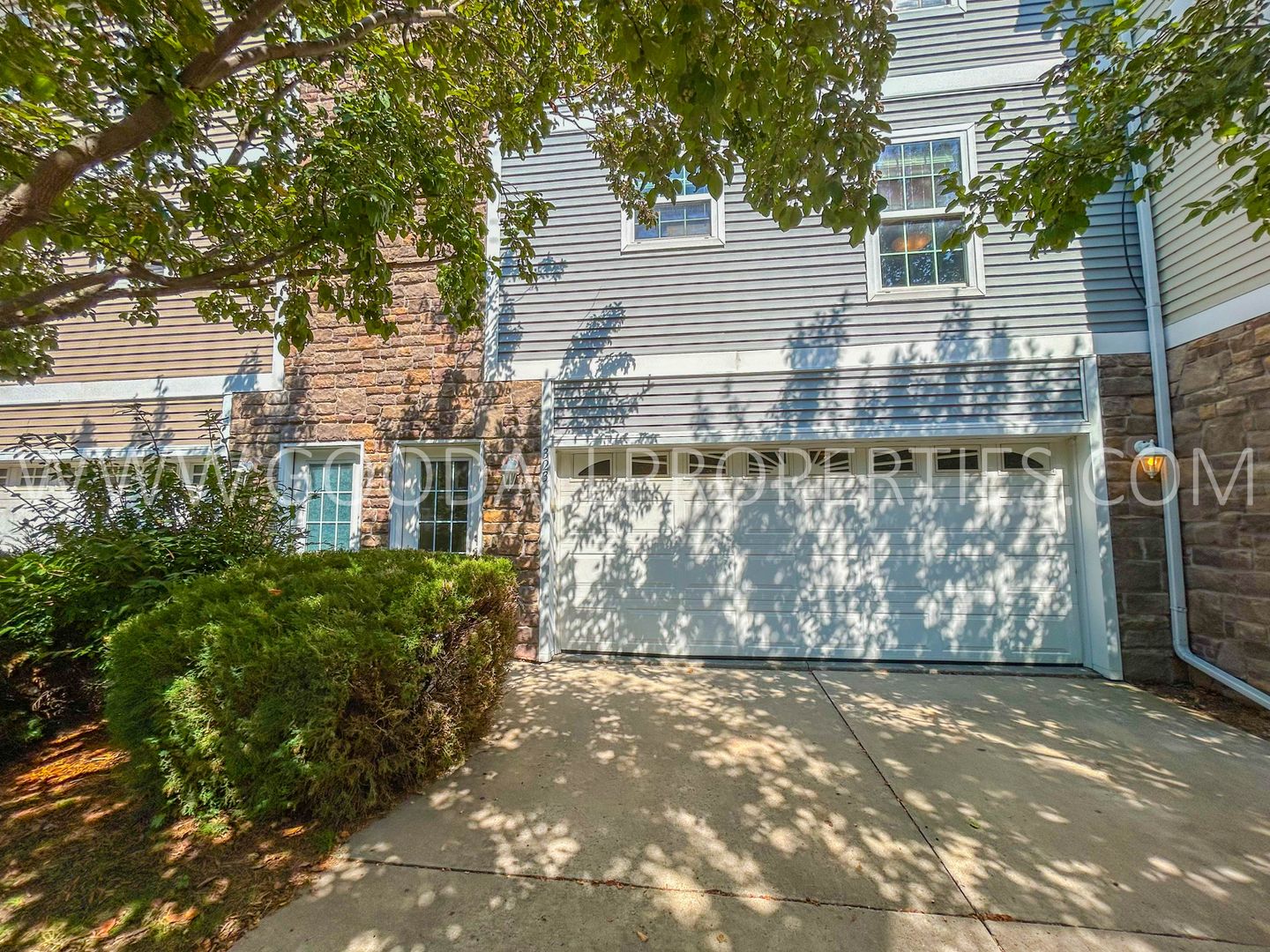 Waukee Townhome: 323 NE Kingwood