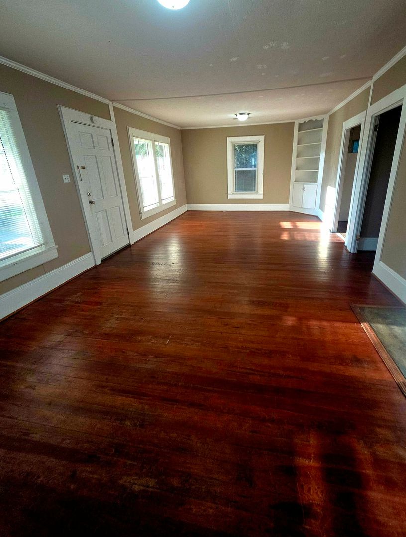 105 Church Ave. NE 2 of 10