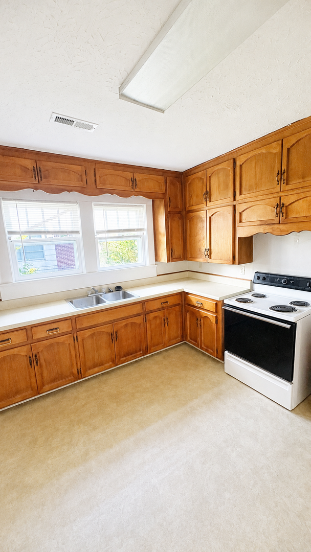 103 Church Ave. NE 3 of 9