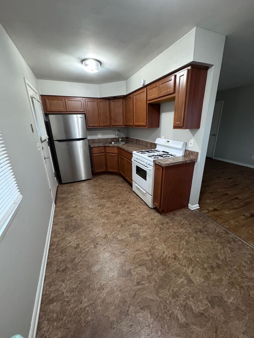 Racine Apartment: 509 3 Mile Rd.