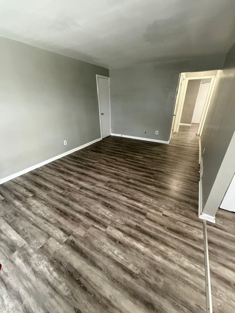 Racine Apartment: 523 3 Mile Rd.