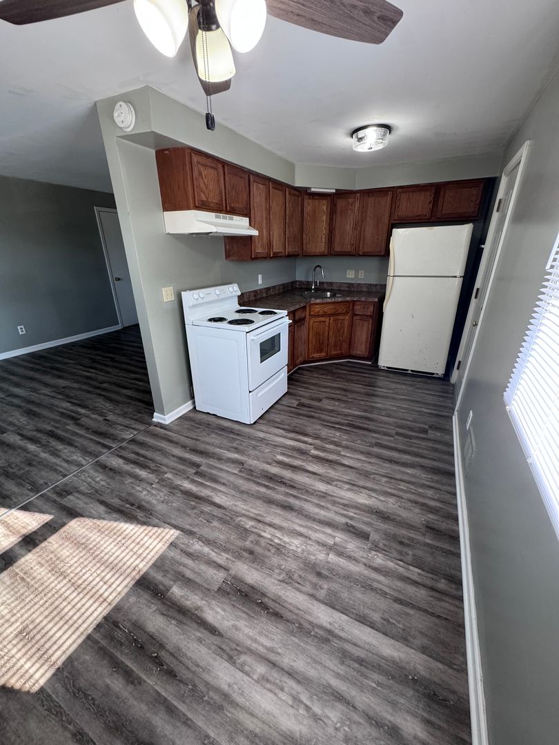 Racine Apartment: 523 3 Mile Rd.