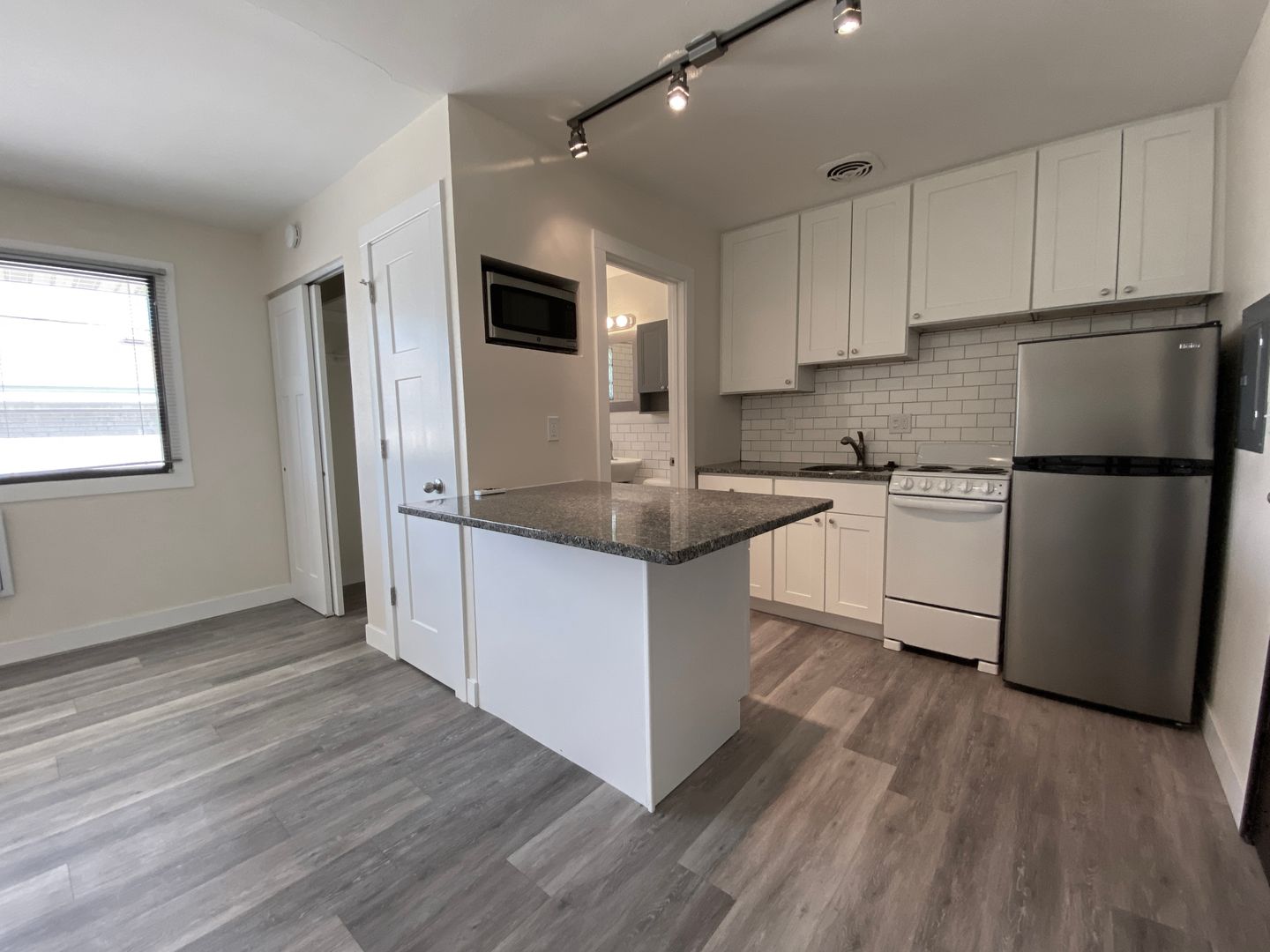 Milwaukee Apartment: 944 N 20th St