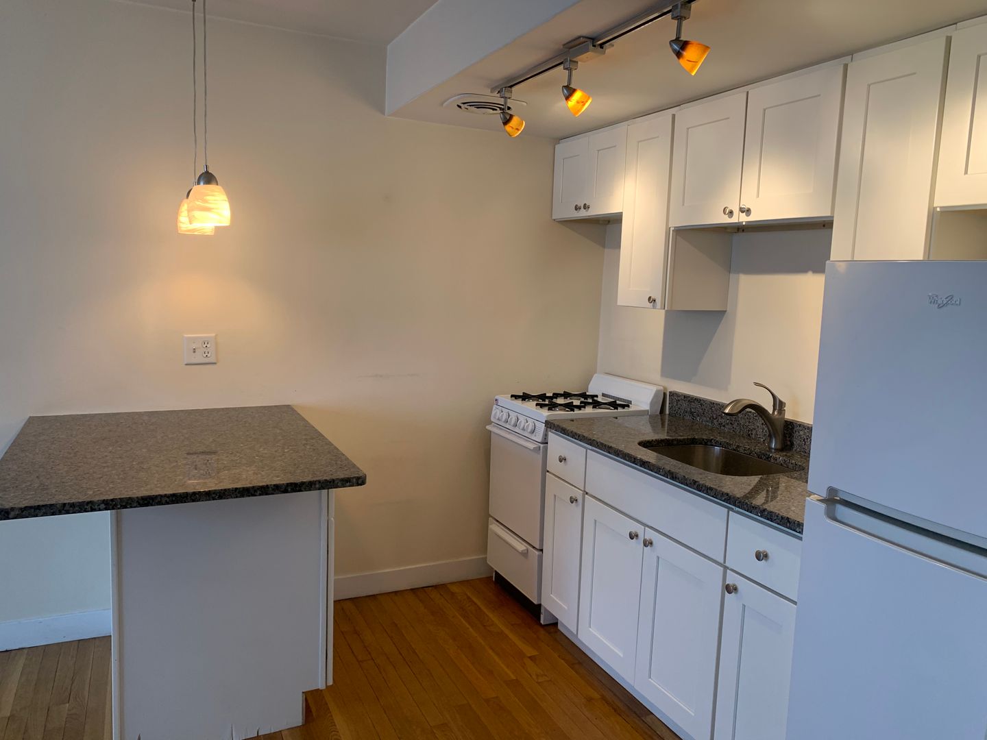 Milwaukee Apartment: 1639 N Farwell Ave