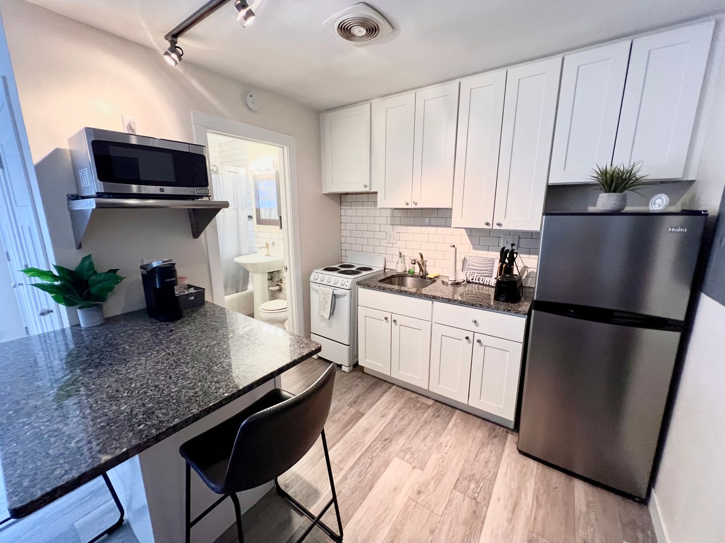 Milwaukee Apartment: 944 N 20th St