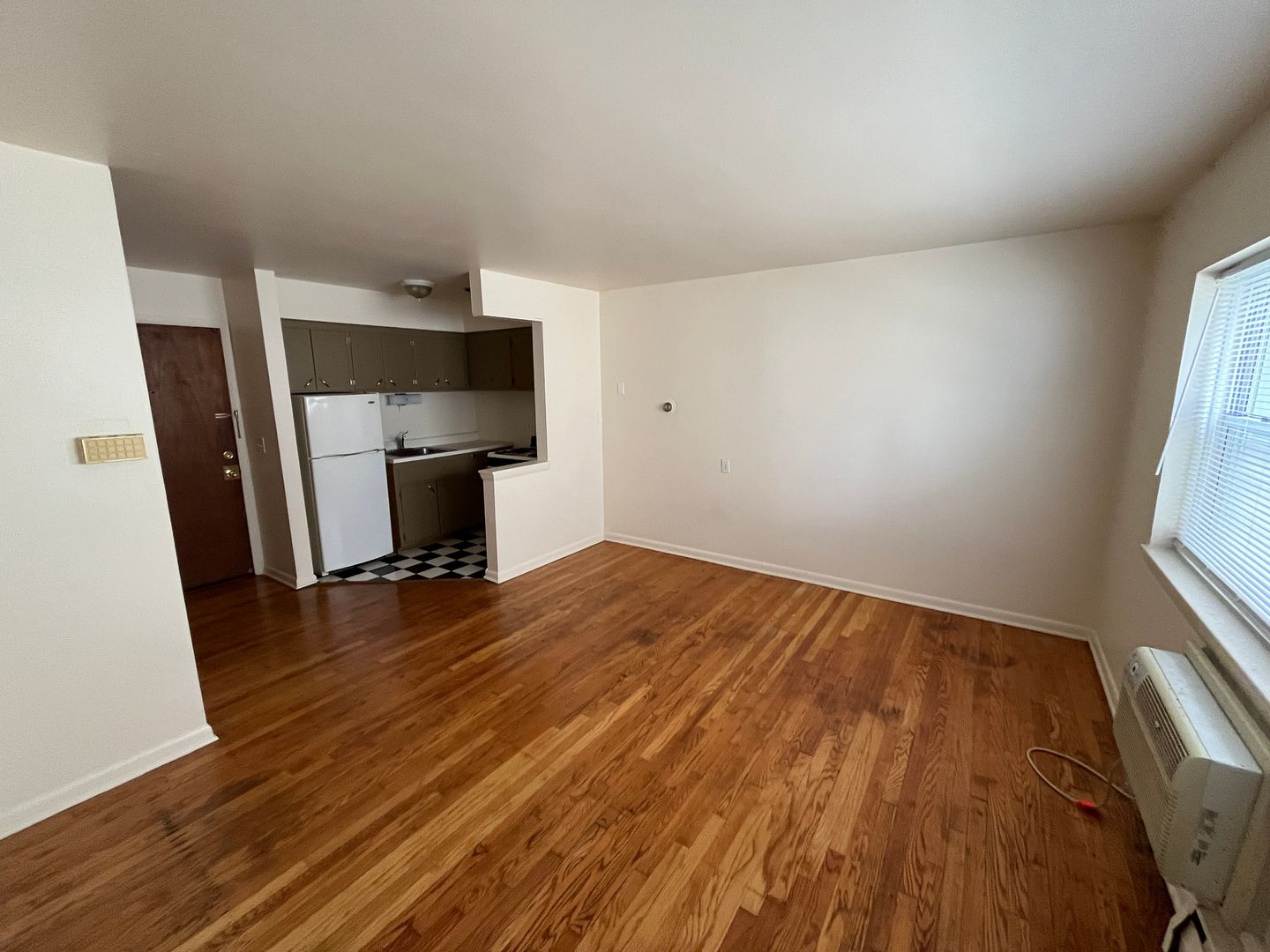 Milwaukee Apartment: 1579 N Farwell Ave
