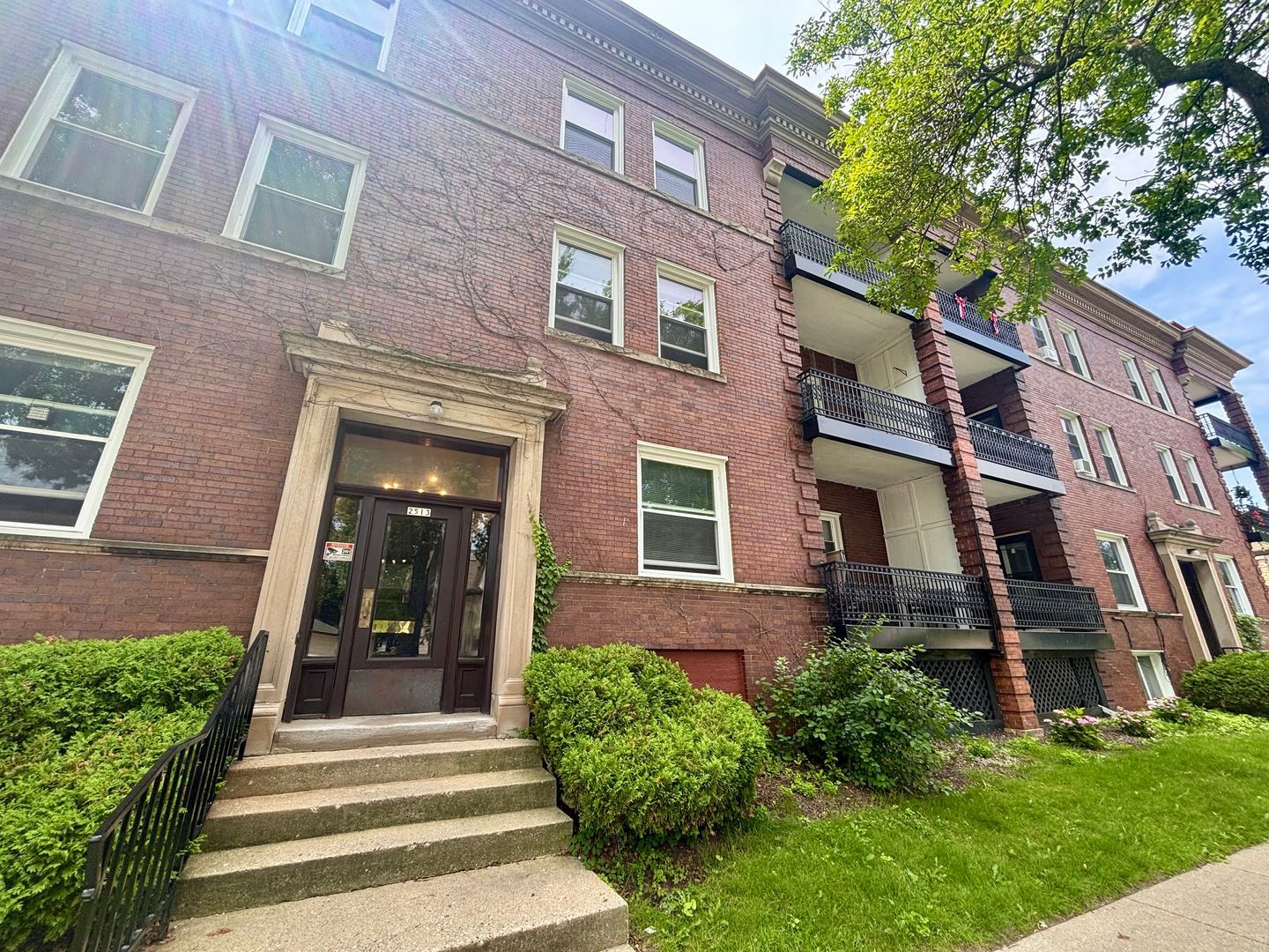 Milwaukee Apartment: 2505/2513 E Park Pl