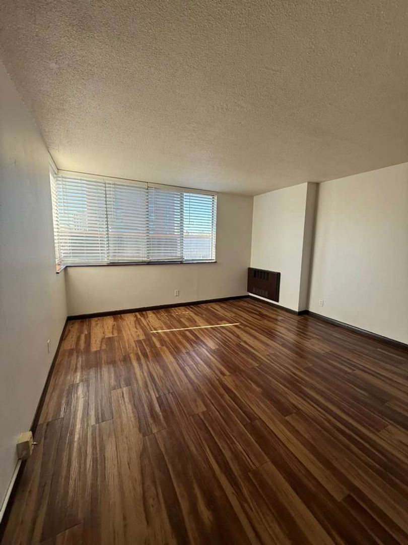 Milwaukee Apartment: 1869 N Cambridge Ave
