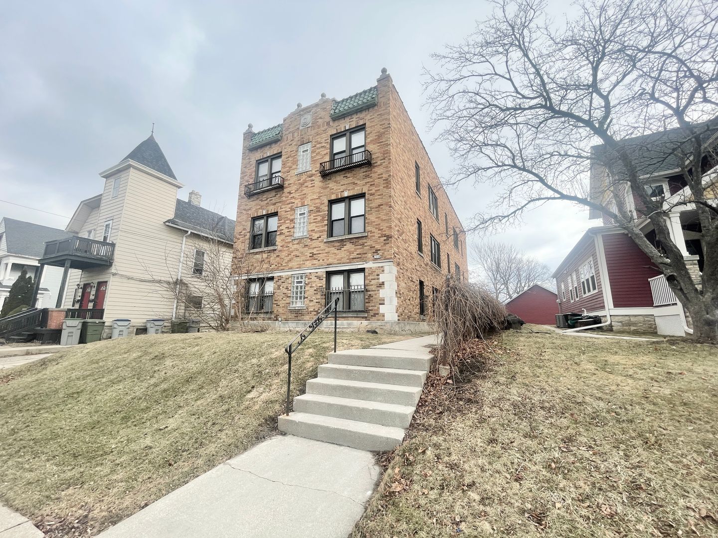 Milwaukee Apartment: 2210 N Booth St