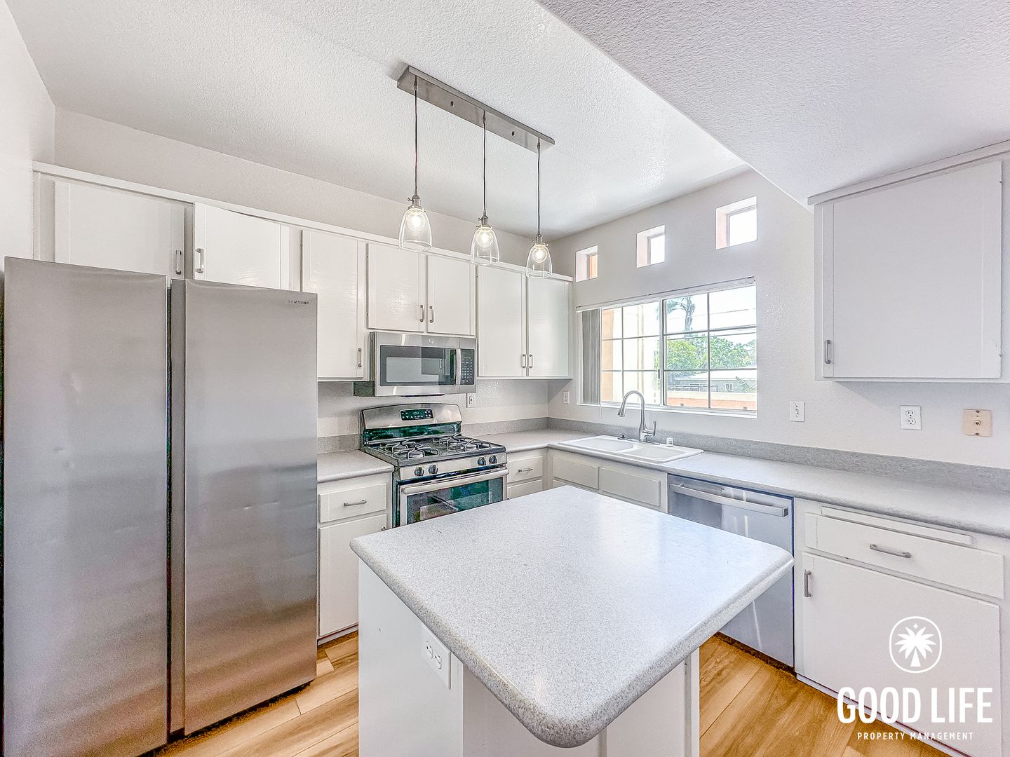 Imperial Beach Townhome: 221 Donax Ave #11