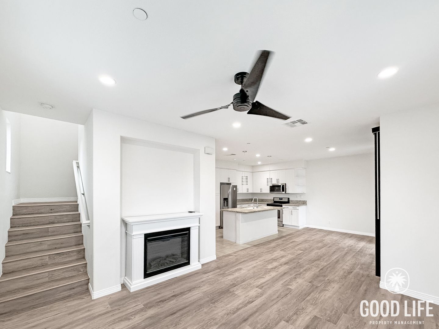 Anaheim House: 950 E Drapery Ln