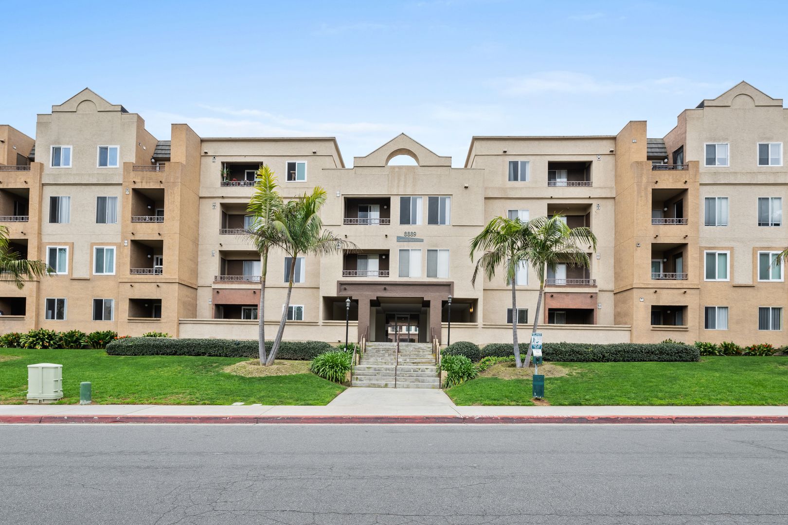 San Diego Condo: 8889 Caminito Plaza Centro