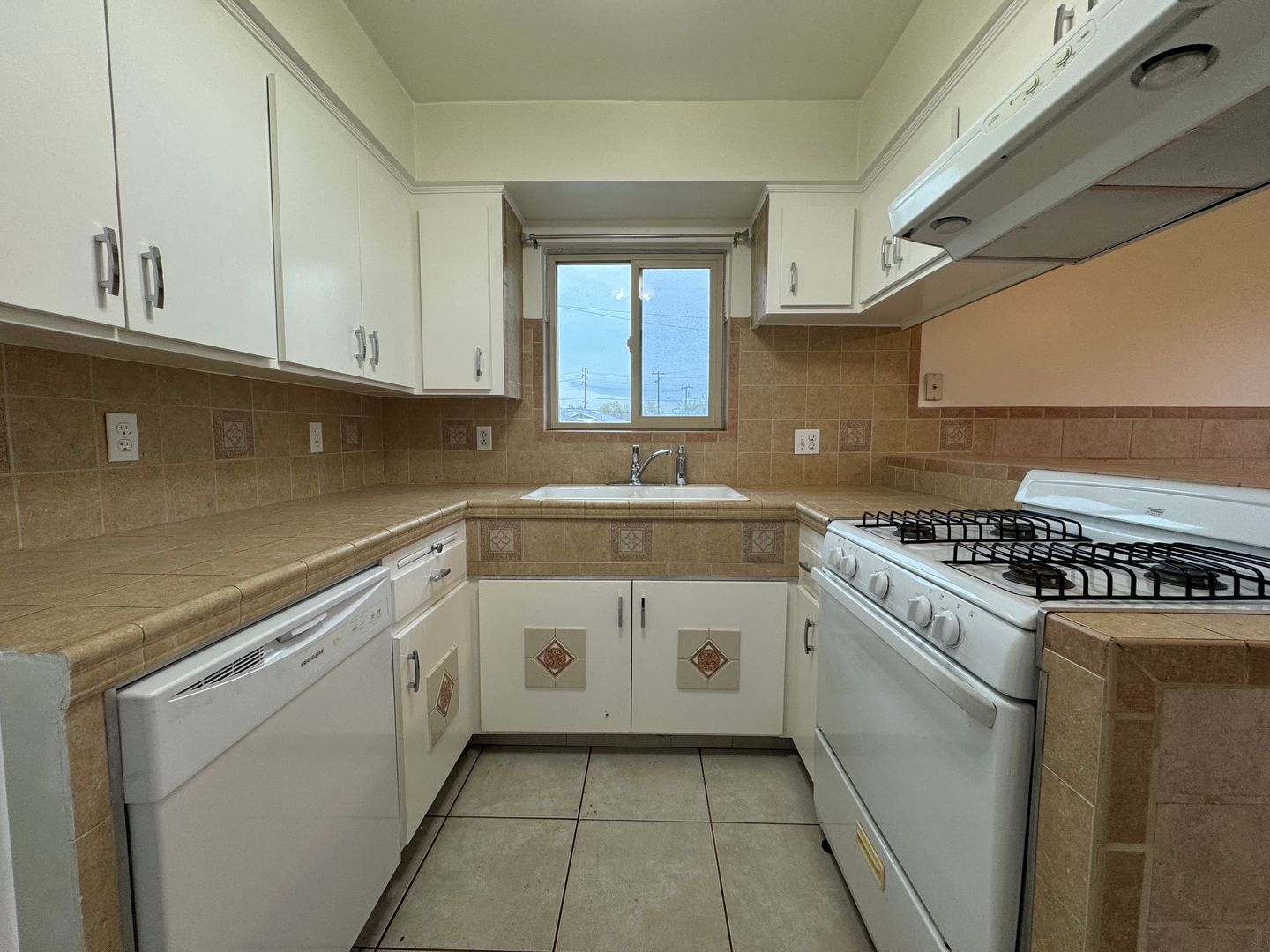 Tustin Apartment: 17022 and 17032 Kenyon Dr