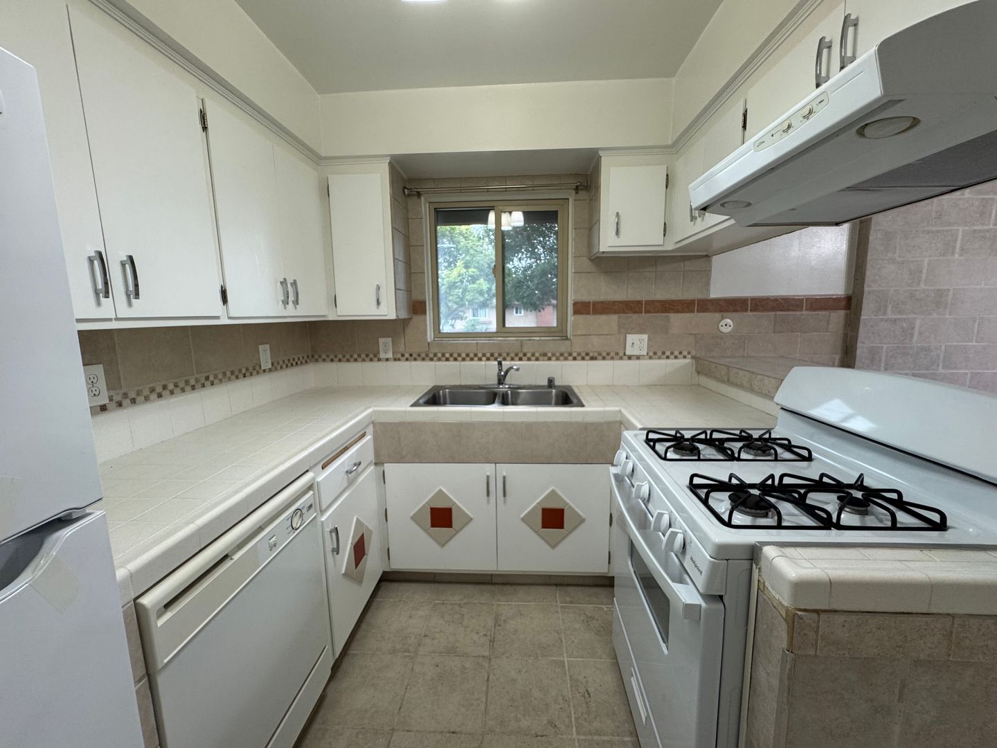 Tustin Apartment: 17022 and 17032 Kenyon Dr