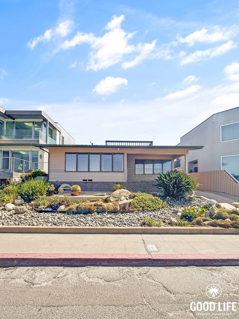 Beautiful 2B 2BA Home Steps From the Ocean!