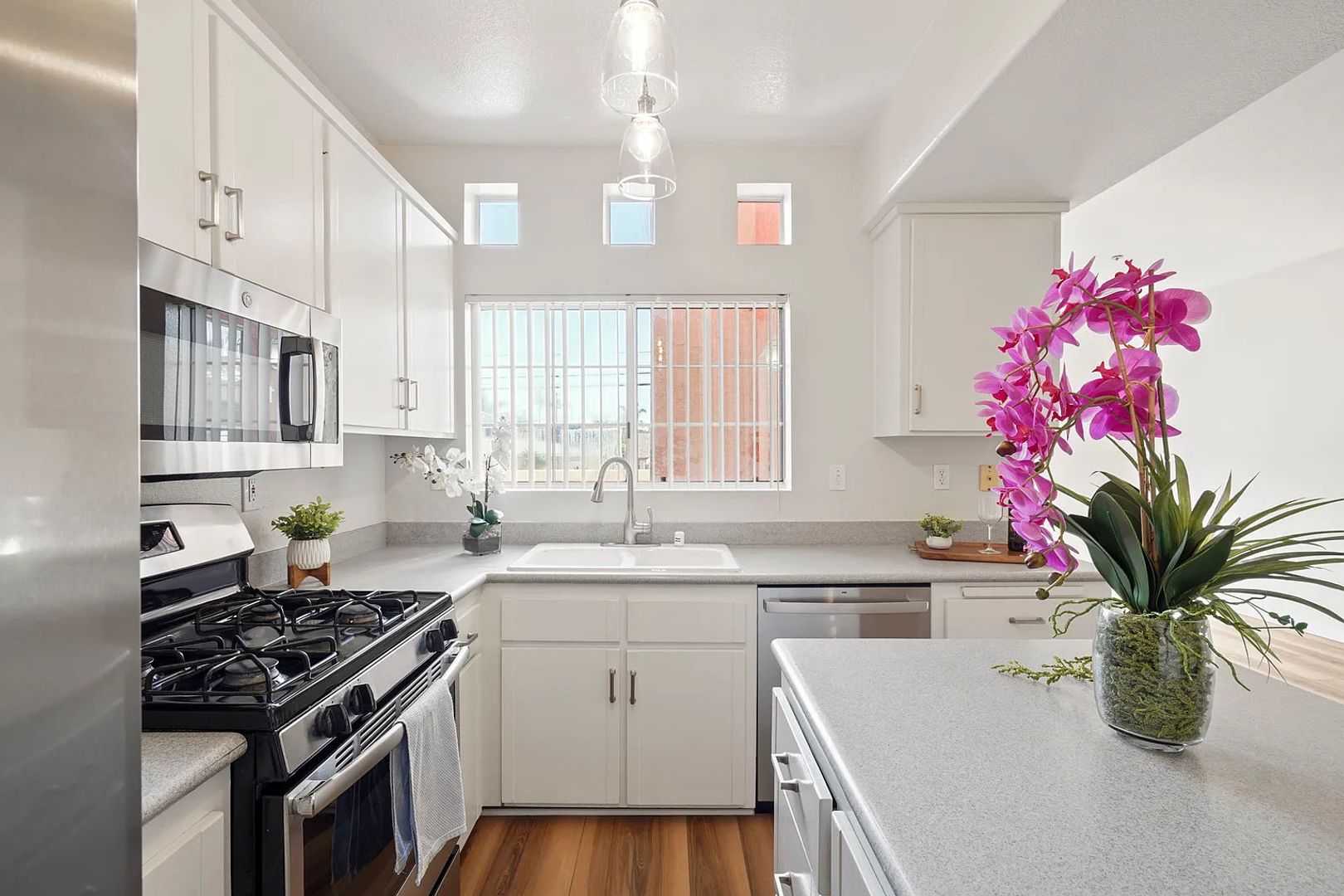 Imperial Beach Townhome: 221 Donax Ave #11
