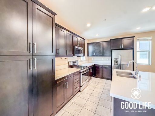 SD: Stunning 4BD/4BA Townhome w/ Private Suite Per Floor, Pool & 2-Car Garage! – photo 1