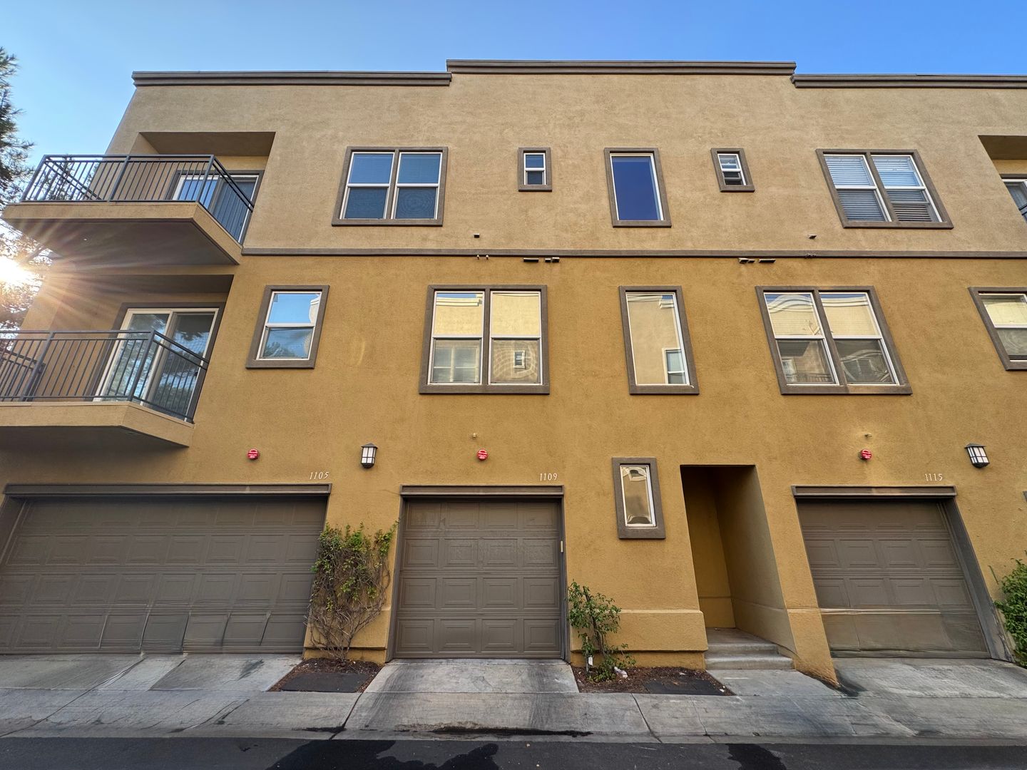 Fullerton House: 1109 Armstrong Dr