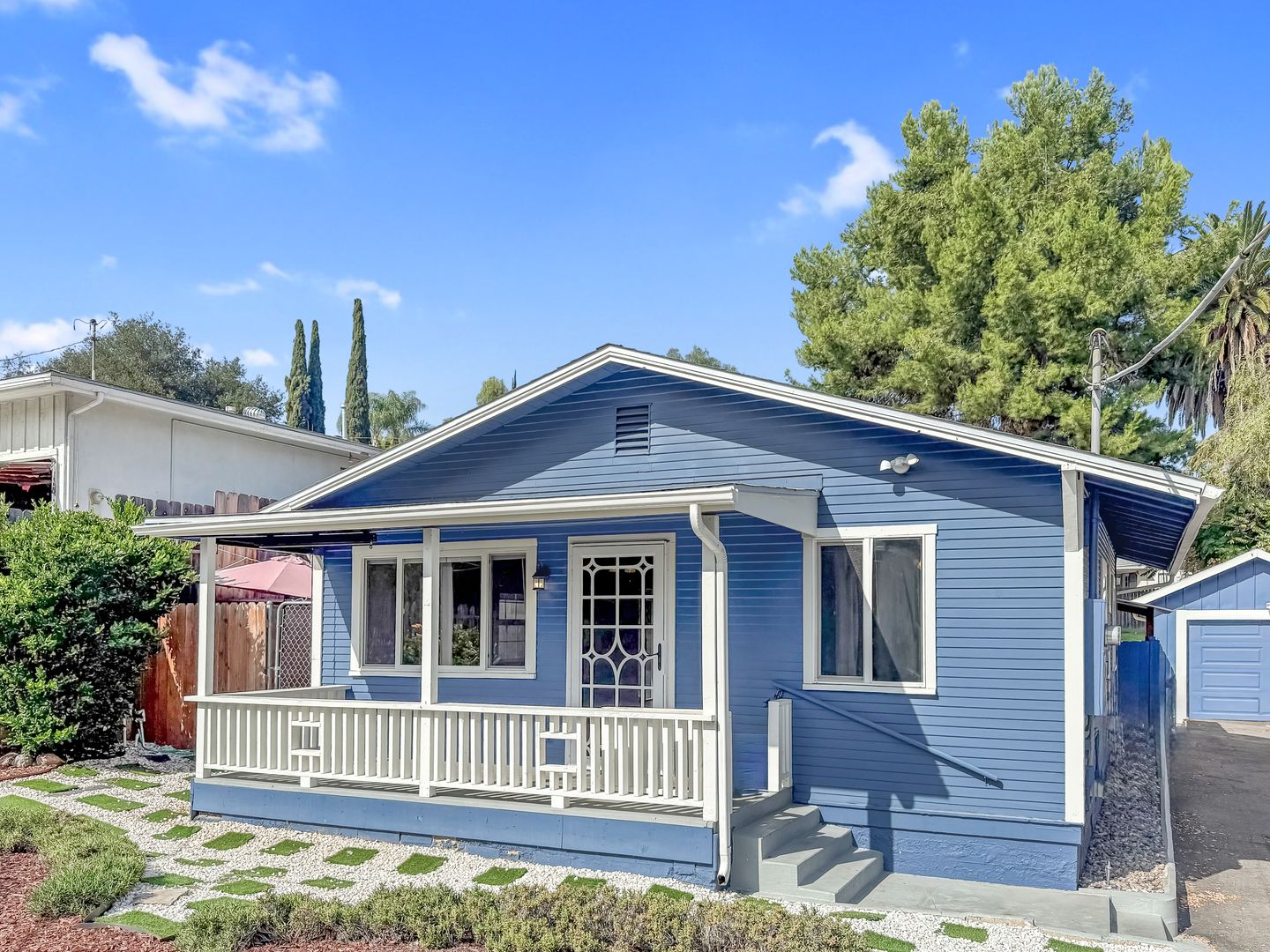 Escondido House: 220 E 10th Ave