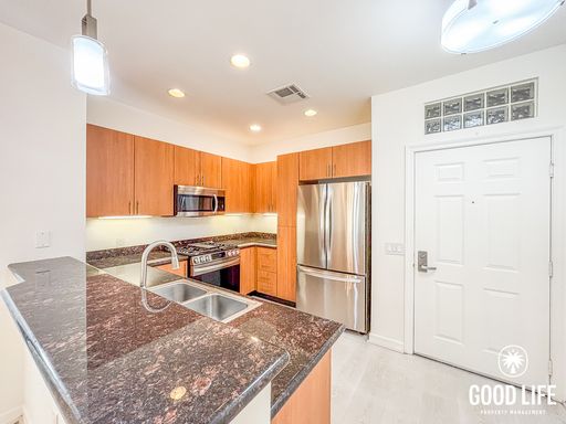 SD: Bright 2BD/2BA Condo in Downtown San Diego with Covered Balcony, Community Gym & In-Unit Laundry – photo 1