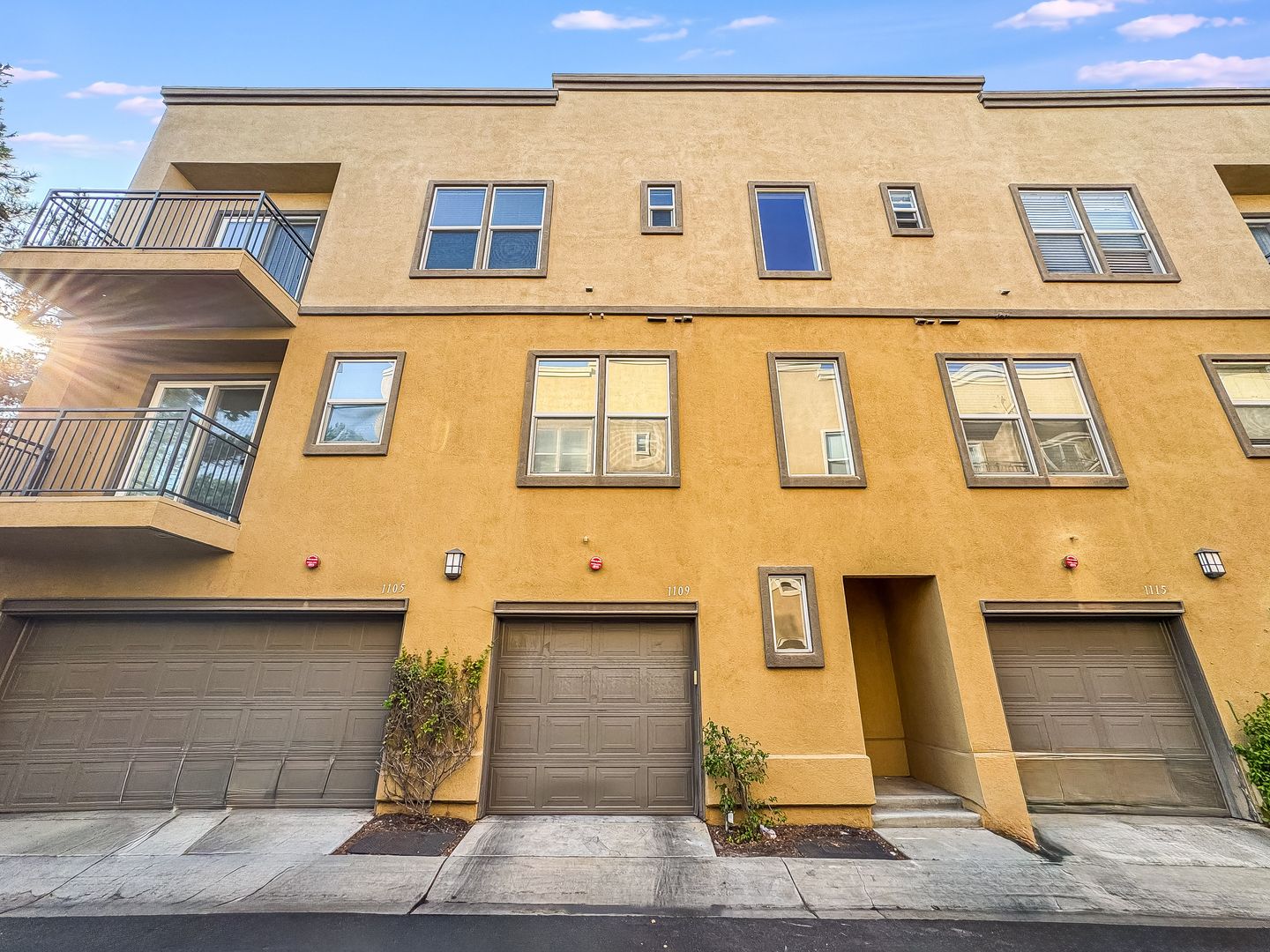 Fullerton House: 1109 Armstrong Dr