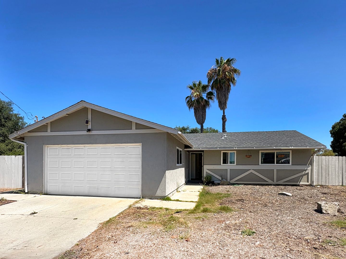 Oceanside House: 552 Luna Dr