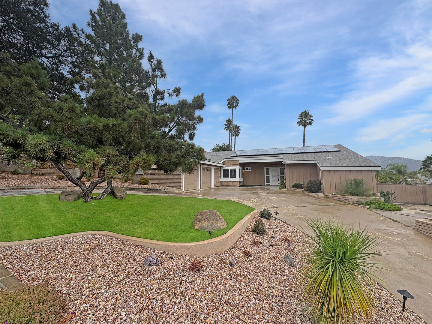 Poway House: 17351 Saint Andrews Dr
