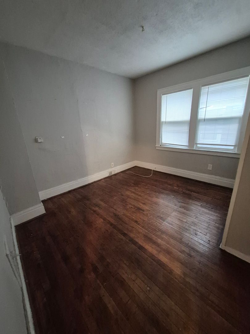 Rochester Apartment: 32 Laburnam Crescent