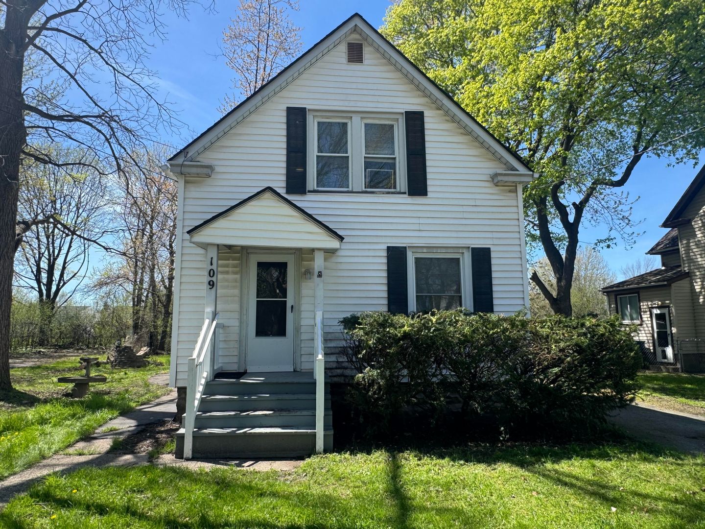 Rochester House: 109 Stenson St