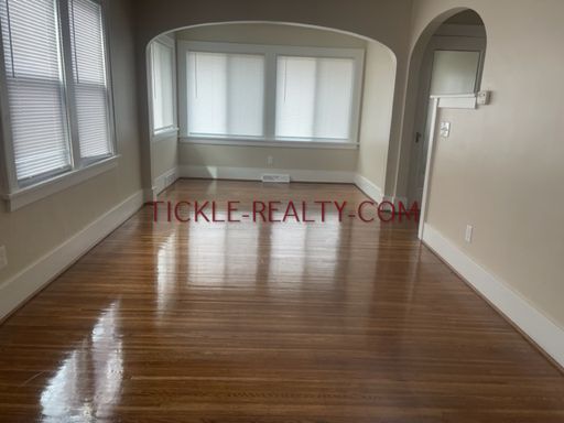 2 Bedroom, 1.5 Baths, Laundry Hook Ups, Parking – photo 1