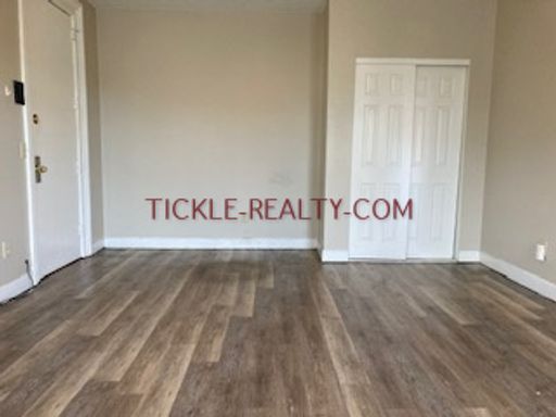 3rd Floor One bedroom - On Site Laundry - Wadsworth Square Area – photo 1