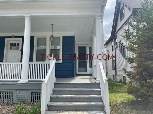 2 Bedroom - Steps from Park Avenue - Garage - On Site Laundry – photo 1