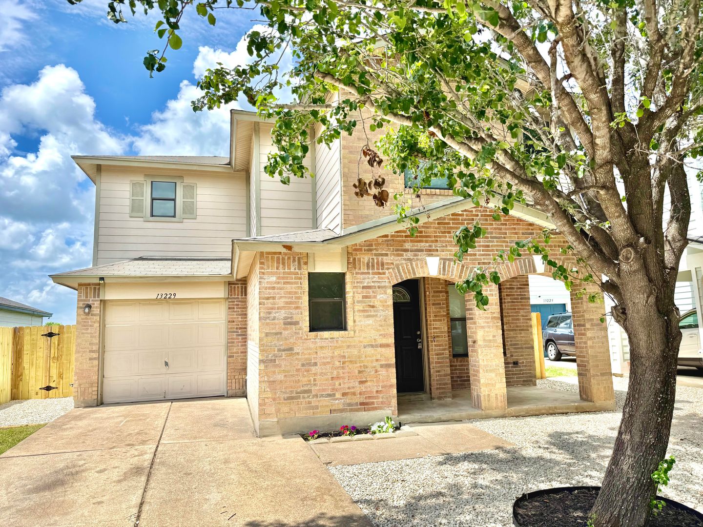 Del Valle House: 13229 Coomes Drive