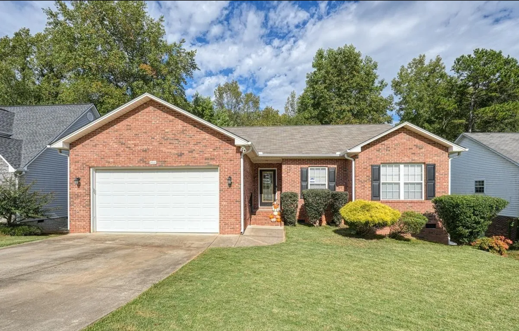 Spartanburg House: 253 Riverrun Drive