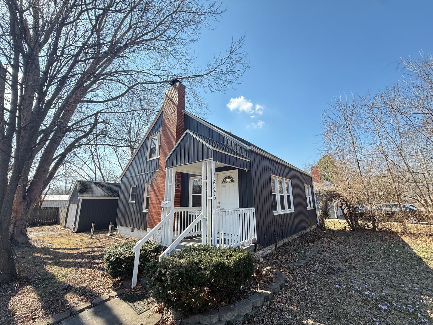 Springfield House: 1626 E Belmont St